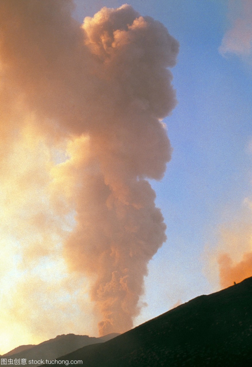 蒸汽的呼吸 埃特纳火山如何用温和脱气避免毁灭性喷发